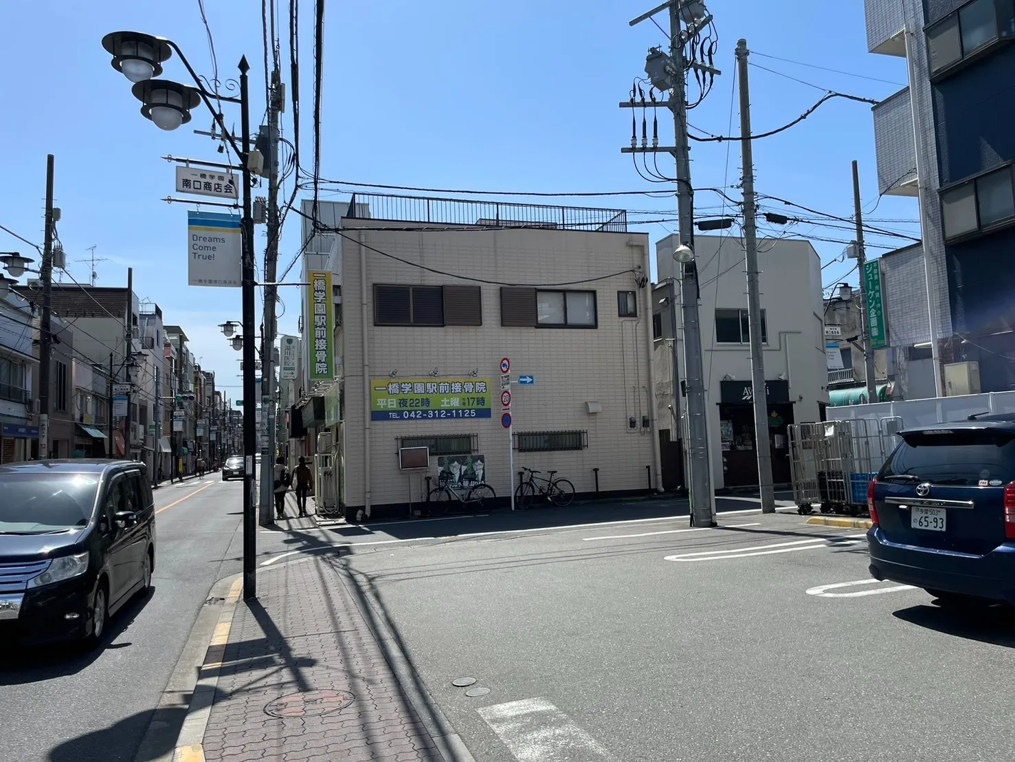 左に曲がり直進 右手にローソンが見えてきます